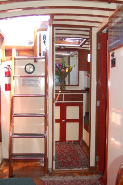 Interior S/V Bounty 