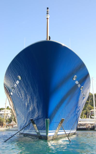 Shiney bow of M/Y Laurel